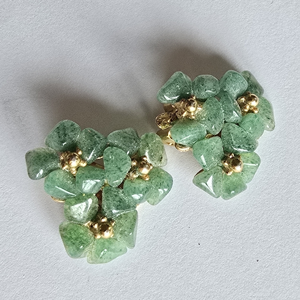 Vintage earrings Flower green stones gold tone clip on clipon floral
